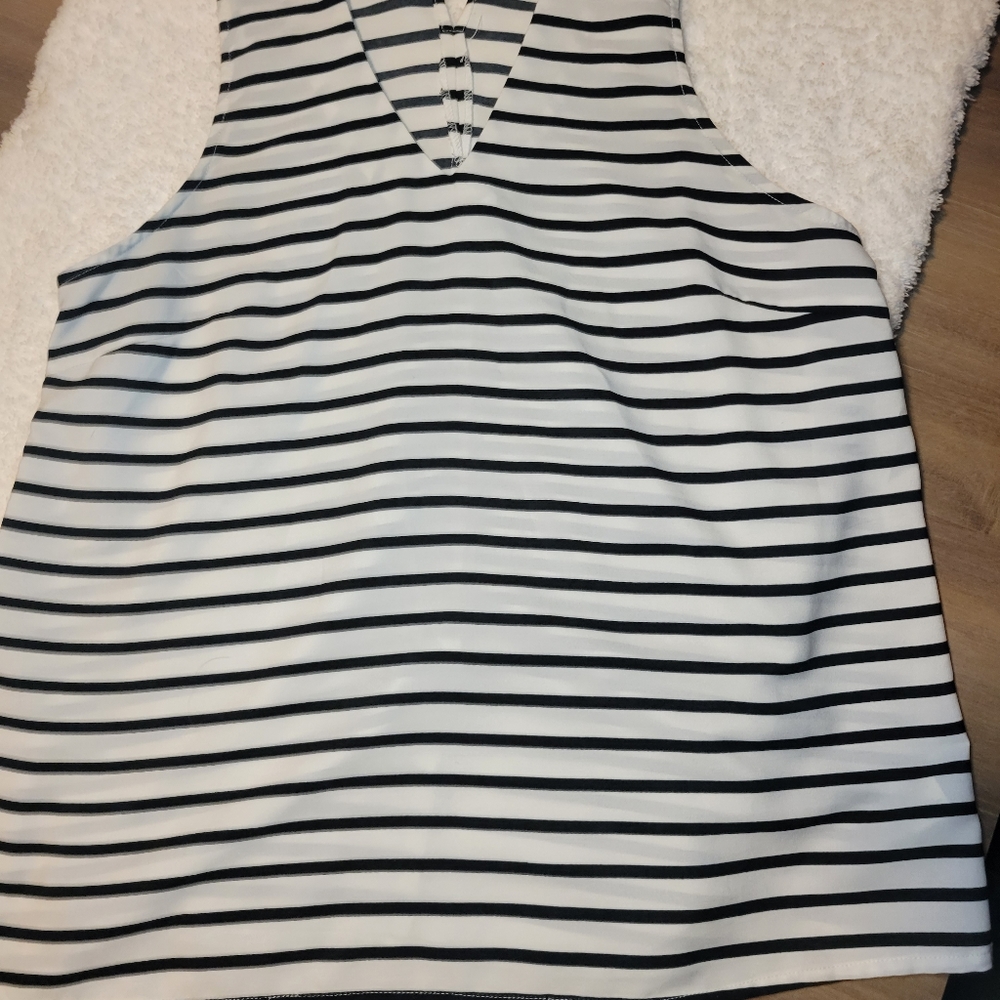 Altar'd State sleeveless Black/white Shirt size large
